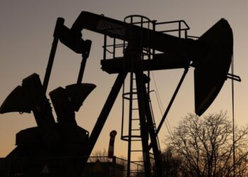 Petróleo se desploma hasta por debajo de los US$ 70 y cotiza en sus niveles más bajos desde febrero