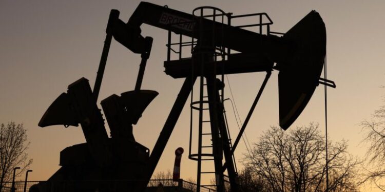 Petróleo se desploma hasta por debajo de los US$ 70 y cotiza en sus niveles más bajos desde febrero