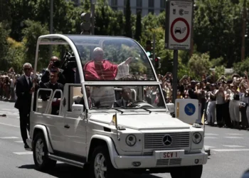 130.000 personas reciben al papa en las calles de Madrid en su primer día en España