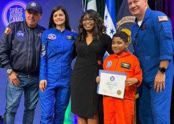 Joven hondureño regresa de la NASA con formación en robótica y misión de impulsar la ciencia en el país