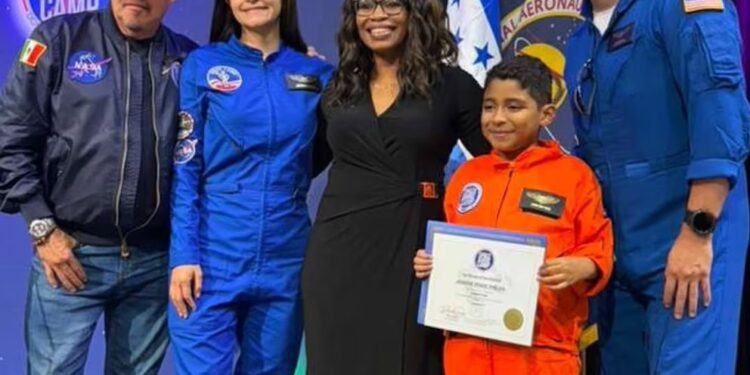 Joven hondureño regresa de la NASA con formación en robótica y misión de impulsar la ciencia en el país