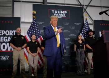 Gobierno de Trump amenaza con retirar la ciudadanía por fraude migratorio