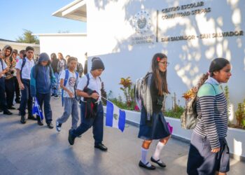 Ministerio de Educación de El Salvador suspende las clases presenciales por la tormenta tropical Cristina