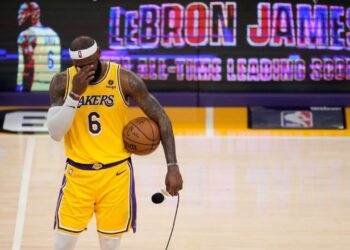 LeBron James deja Los Angeles Lakers