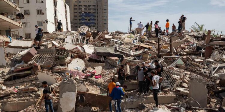 Más de 900 muertos y miles de heridos mientras continúa la búsqueda de sobrevivientes en Venezuela