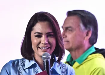 Michelle Bolsonaro renuncia a un cargo de liderazgo tras pelearse con su hijastro Flávio Bolsonaro