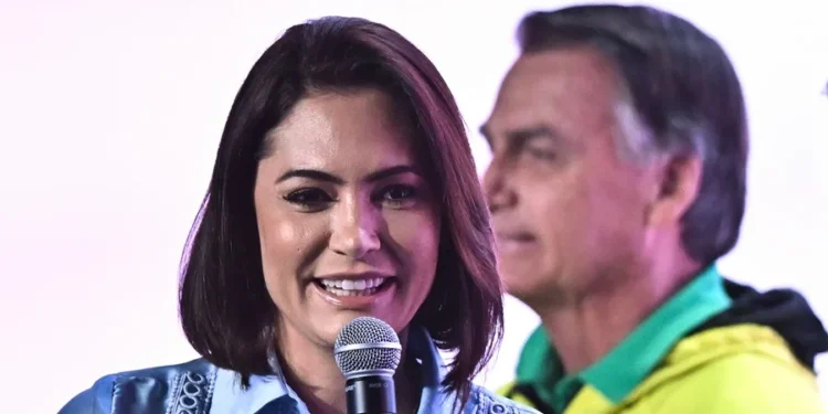 Michelle Bolsonaro renuncia a un cargo de liderazgo tras pelearse con su hijastro Flávio Bolsonaro