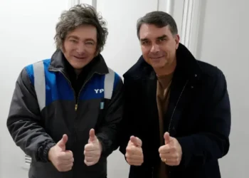 Milei se reúne con Flávio Bolsonaro en Buenos Aires y respalda su candidatura presidencial en Brasil