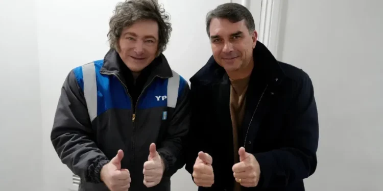 Milei se reúne con Flávio Bolsonaro en Buenos Aires y respalda su candidatura presidencial en Brasil