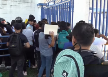 ¡La dura y triste realidad! Miles de jóvenes abarrotan maquila de SPS en busca de “chamba”