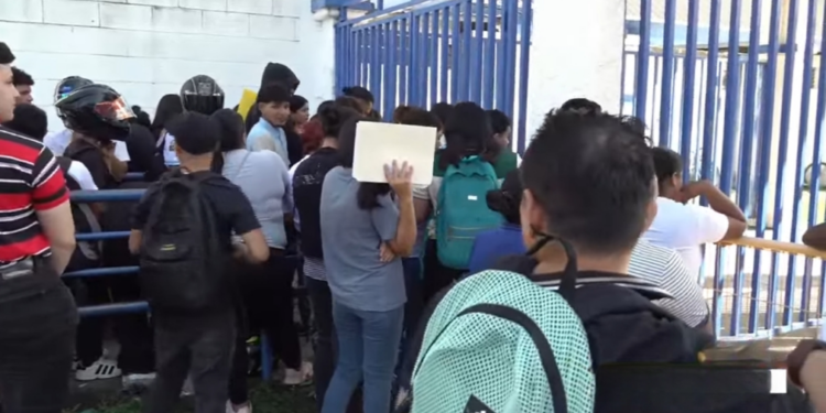 ¡La dura y triste realidad! Miles de jóvenes abarrotan maquila de SPS en busca de “chamba”