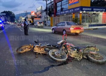 Dos motociclistas heridos tras chocar en el barrio Paz Barahona | Móvil Emergencia SPS