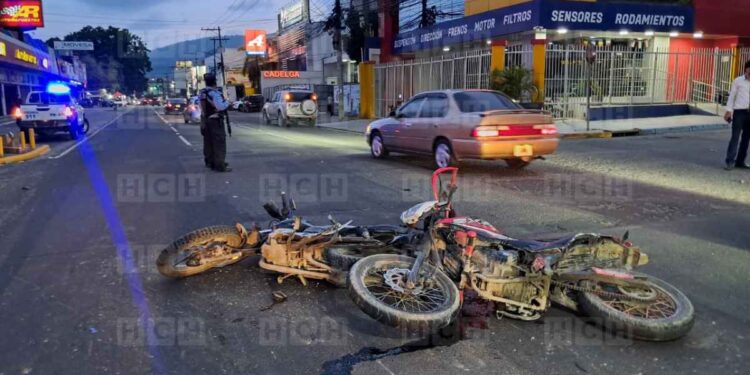 Dos motociclistas heridos tras chocar en el barrio Paz Barahona | Móvil Emergencia SPS