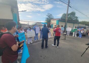 “Nos deben 10 meses y tenemos familias que mantener”: Se toman el hospital Leonardo Martínez por falta de pago