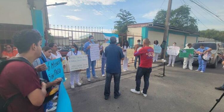 “Nos deben 10 meses y tenemos familias que mantener”: Se toman el hospital Leonardo Martínez por falta de pago