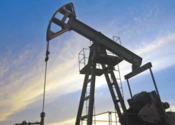 El petróleo de Texas cae 2.3% tras autorización de EE.UU. para venta temporal de crudo iraní