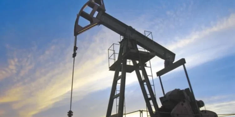 El petróleo de Texas cae 2.3% tras autorización de EE.UU. para venta temporal de crudo iraní