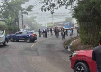 Protestan en El Hatillo exigiendo pavimentación hacia comunidades de La Tigra; la SIT promete que será a fin de año