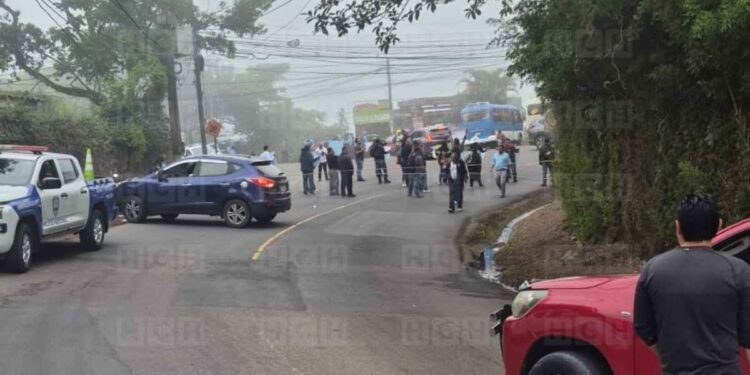 Protestan en El Hatillo exigiendo pavimentación hacia comunidades de La Tigra; la SIT promete que será a fin de año