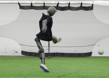 Robot futbolista rompe límites: su disparo abolla una pared y enciende la era del fútbol tecnológico