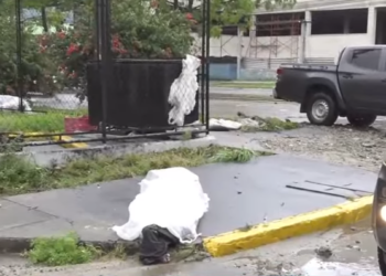 Sin vida hallan a hombre en una acera de SPS