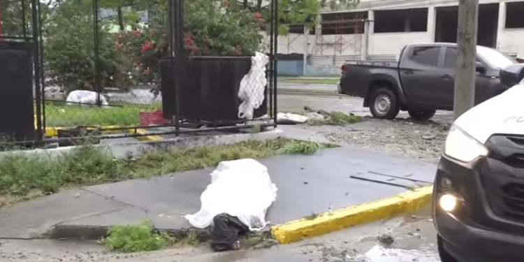 Sin vida hallan a hombre en una acera de SPS