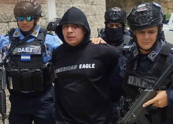 Tras persecución, cae presunto líder de banda “Los Fobi” en posesión de droga en la capital