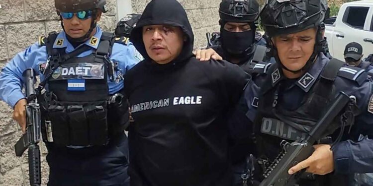 Tras persecución, cae presunto líder de banda “Los Fobi” en posesión de droga en la capital