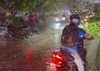 Motociclista perece tras caerle árbol en medio de tormenta | Móvil Emergencia SPS