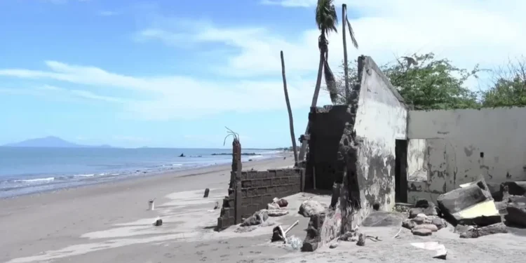 Cedeño, la aldea de Choluteca que se resiste a desaparecer pese a que el mar le roba terreno