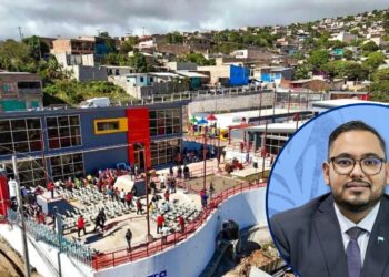 Ministro es obligado a quitar placa en centro integral construido por Xiomara Castro: “Pido disculpas”