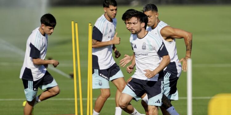 Nicolás Tagliafico corre el riesgo de perderse la fase de grupos del Mundial con la Selección argentina