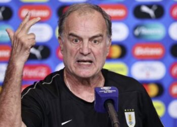 Marcelo Bielsa culpa a las pausas de hidratación. “No le agrega nada y le quita mucho”.