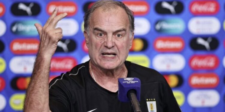 Marcelo Bielsa culpa a las pausas de hidratación. “No le agrega nada y le quita mucho”.