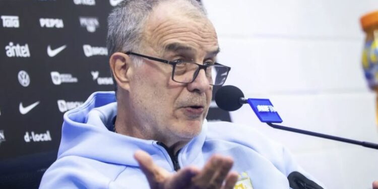 Marcelo Bielsa explicó por qué excluyó a Luis Suárez y Nahitan Nández de la lista de Uruguay para el Mundial 2026