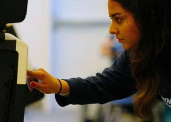 Jueza prohíbe permanentemente la orden de Trump que exige prueba de ciudadanía para votar