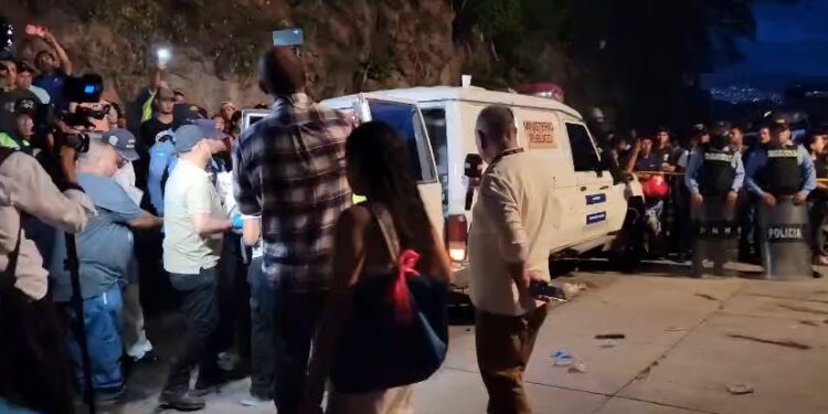 ¡Doloroso! Realizan el levantamiento de los cuerpos de las víctimas de la tragedia en la colonia Villa Nueva de la capital