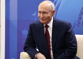 Putin ironiza sobre cómo Trump «educó» a Zelenski ante sus modales y vestirse como Rambo