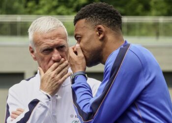 Didier Deschamps abandonó la concentración para volver a Francia y se perderá el partido contra Noruega