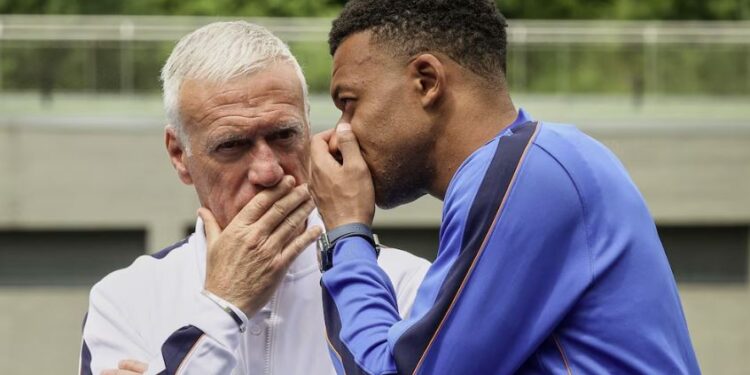 Didier Deschamps abandonó la concentración para volver a Francia y se perderá el partido contra Noruega