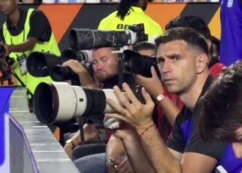 La historia detrás de la aparición de Dibu Martínez como fotógrafo durante el triunfo de Argentina ante Honduras