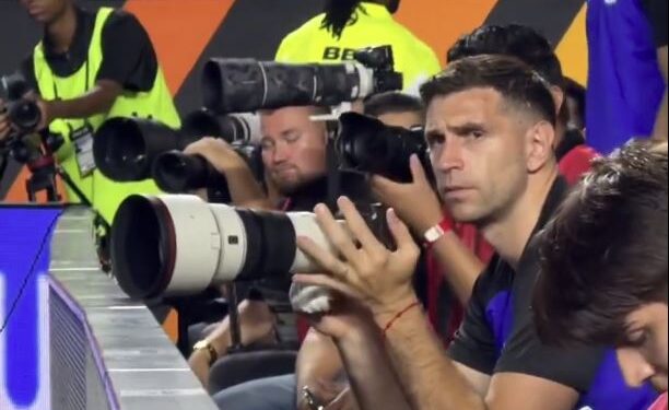 La historia detrás de la aparición de Dibu Martínez como fotógrafo durante el triunfo de Argentina ante Honduras
