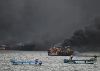 Ascienden a 35 las embarcaciones afectadas por un incendio en el puerto ecuatoriano de Manta