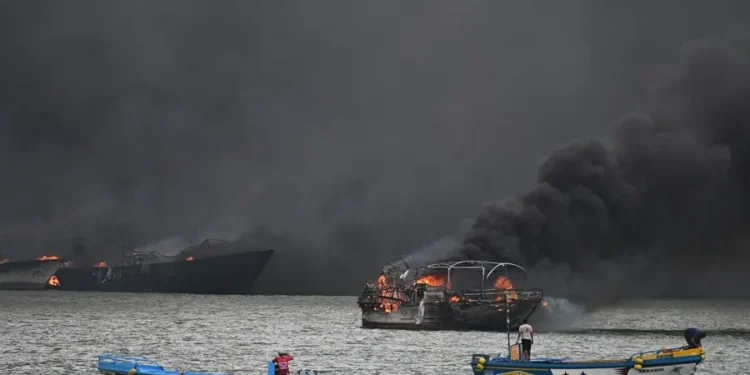 Ascienden a 35 las embarcaciones afectadas por un incendio en el puerto ecuatoriano de Manta