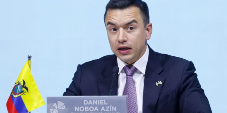 El presidente de Ecuador reduce el Gobierno al fusionar ministerios y secretarías