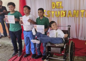 Estudiante con parálisis cerebral destaca por su excelencia académica en Goascorán