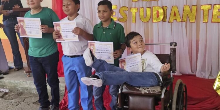 Estudiante con parálisis cerebral destaca por su excelencia académica en Goascorán