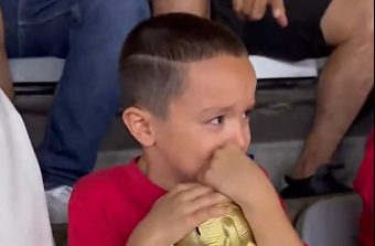 Aficionados colombianos abrazaron a niño de Uzbekistán que lloraba tras la derrota en el Mundial 