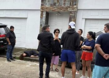 ¡Se le acabó el gas! Conductora en supuesto estado de ebriedad terminó en una acera tras chocar 13 vehículos