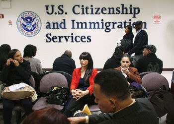 Juez declara ilegal el cobro de 100.00 dólares a visas H-1B impuesto por Trump